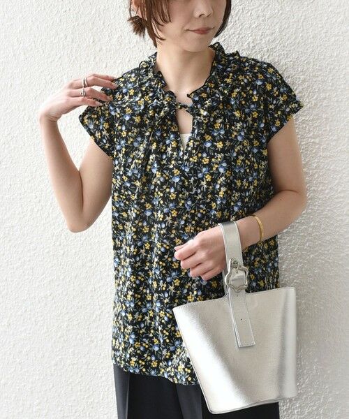 SHIPS / シップス シャツ・ブラウス | 《予約》SHIPS Colors:〈手洗い可能〉フルーツ プリント フリルネック ブラウス◆（ネイビー）