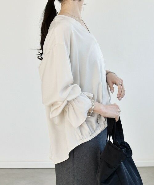 SHIPS / シップス シャツ・ブラウス | 《予約》quaranciel:〈洗濯機可能〉Vネック ギャザーヘム ブラウス | 詳細4