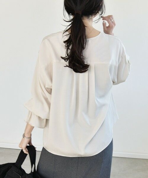 SHIPS / シップス シャツ・ブラウス | 《予約》quaranciel:〈洗濯機可能〉Vネック ギャザーヘム ブラウス | 詳細5