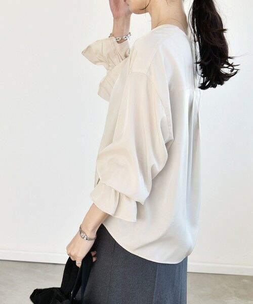 SHIPS / シップス シャツ・ブラウス | 《予約》quaranciel:〈洗濯機可能〉Vネック ギャザーヘム ブラウス | 詳細6