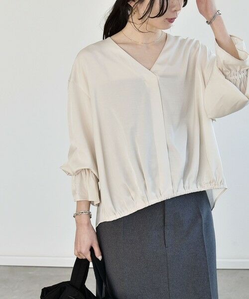 SHIPS / シップス シャツ・ブラウス | 《予約》quaranciel:〈洗濯機可能〉Vネック ギャザーヘム ブラウス | 詳細9