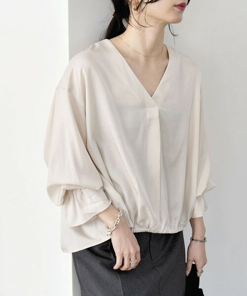 SHIPS / シップス シャツ・ブラウス | 《予約》quaranciel:〈洗濯機可能〉Vネック ギャザーヘム ブラウス（ベージュ）