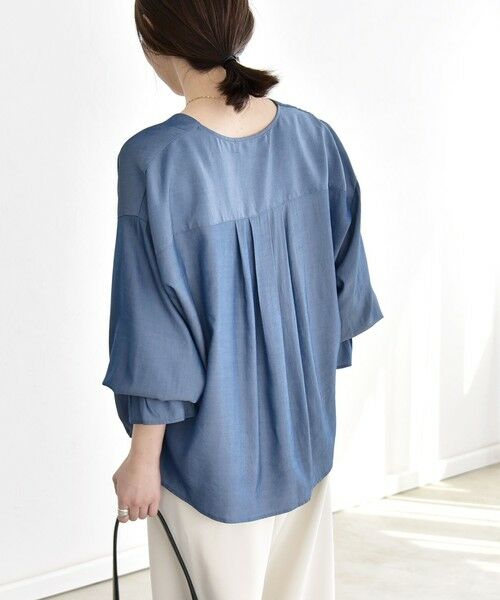 SHIPS / シップス シャツ・ブラウス | 《予約》quaranciel:〈洗濯機可能〉Vネック ギャザーヘム ブラウス | 詳細18