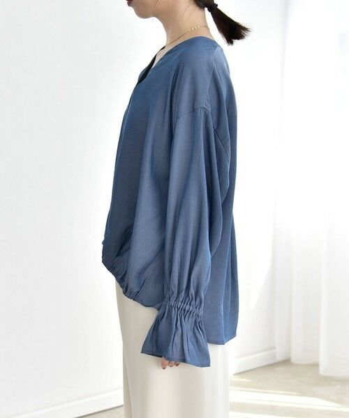 SHIPS / シップス シャツ・ブラウス | 《予約》quaranciel:〈洗濯機可能〉Vネック ギャザーヘム ブラウス | 詳細30