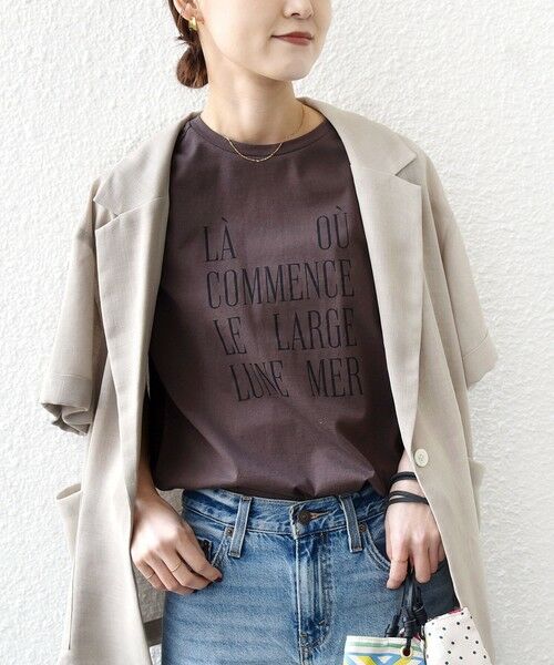 SHIPS / シップス Tシャツ | 《予約》〈洗濯機可能〉メルティ コットン プリント ロゴ フレンチスリーブ TEE（ブラウン）