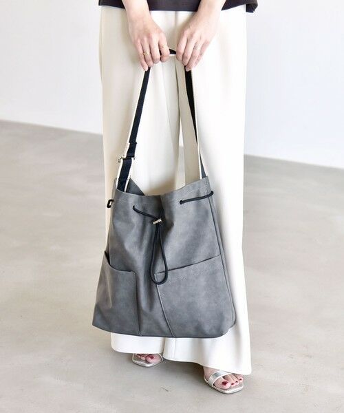 SHIPS / シップス トートバッグ | 《予約》quaranciel: ポケット ラインベルト ワンハンドル トート バッグ（A4対応）（グレー）