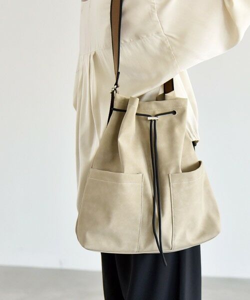 SHIPS / シップス トートバッグ | 《予約》quaranciel: ポケット ラインベルト ワンハンドル トート バッグ（A4対応）（ベージュ）