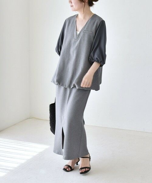 SHIPS / シップス ロング・マキシ丈ワンピース | 《予約》quaranciel:〈洗濯機可能〉Vネック 6分袖 ブラウス & Iライン スカート セットアップ（チャコールグレー）