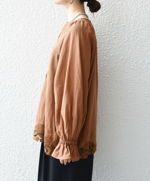 SHIPS / シップス シャツ・ブラウス | 《予約》SHIPS any:〈手洗い可能〉コットン レース ヘム キーネック ギャザー ブラウス | 詳細30