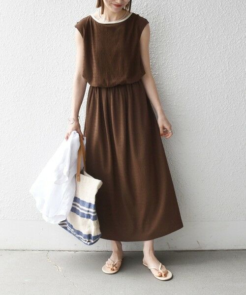 SHIPS / シップス ロング・マキシ丈ワンピース | 《予約》SHIPS any:〈洗濯機可能〉ブラウジング バイカラー フレンチスリーブ ワンピース（ブラウン）