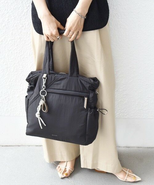 SHIPS / シップス トートバッグ | 《予約》【WEB限定/SHIPS別注】BEAURE:〈撥水〉マルチウェイ チャーム 付き バッグ（ブラック）