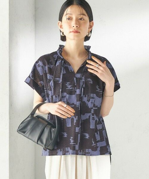 SHIPS / シップス シャツ・ブラウス | 《予約》〈手洗い可能〉サッカー プリント フリル ネック 半袖 ブラウス | 詳細16