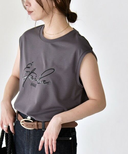 SHIPS / シップス Tシャツ | 《予約》quaranciel:〈洗濯機可能〉スパンコール ロゴ 刺繍 フレンチスリーブ TEE（チャコールグレー）