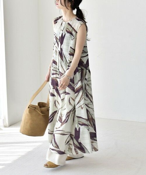 SHIPS / シップス ロング・マキシ丈ワンピース | 《予約》quaranciel:〈洗濯機可能〉ボタニカル プリント クルーネック ギャザー ワンピース（ナチュラル）