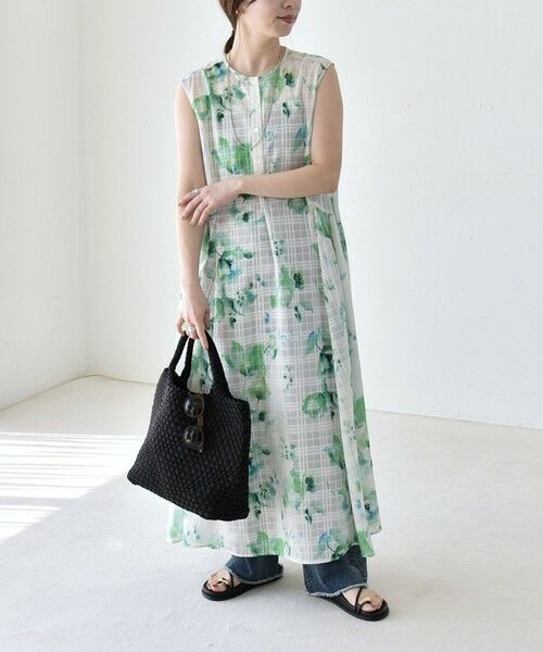 SHIPS / シップス ロング・マキシ丈ワンピース | 《予約》quaranciel:〈洗濯機可能〉ボタニカル プリント クルーネック ギャザー ワンピース | 詳細24