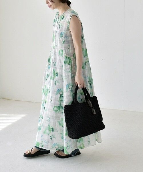SHIPS / シップス ロング・マキシ丈ワンピース | 《予約》quaranciel:〈洗濯機可能〉ボタニカル プリント クルーネック ギャザー ワンピース | 詳細30