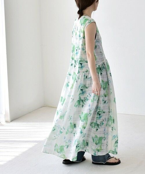 SHIPS / シップス ロング・マキシ丈ワンピース | 《予約》quaranciel:〈洗濯機可能〉ボタニカル プリント クルーネック ギャザー ワンピース（グリーン）