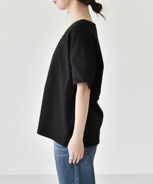SHIPS / シップス Tシャツ | 《予約》quaranciel:〈接触冷感/汗染み防止加工/洗濯機可能〉Vネック タック ハーフスリーブ TEE | 詳細17
