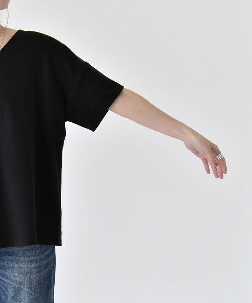 SHIPS / シップス Tシャツ | 《予約》quaranciel:〈接触冷感/汗染み防止加工/洗濯機可能〉Vネック タック ハーフスリーブ TEE | 詳細19
