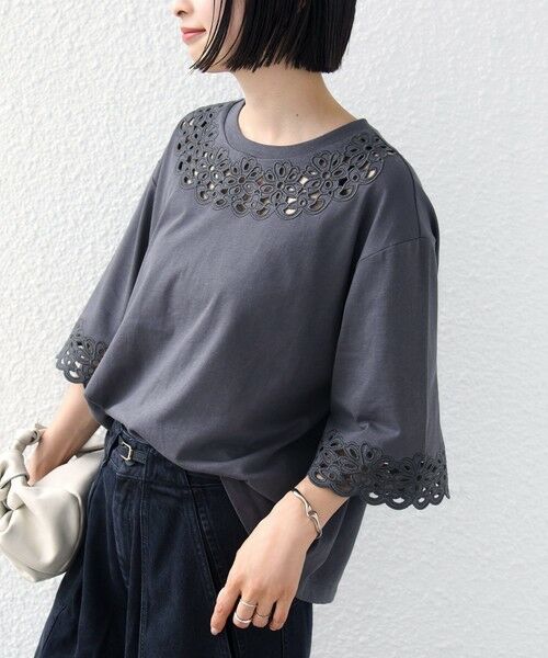 SHIPS / シップス Tシャツ | 《予約》フラワー モチーフ カットワーク レース ショート スリーブ TEE（ダークグレー）