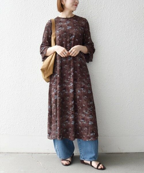 SHIPS / シップス ロング・マキシ丈ワンピース | 《予約》SHIPS any:〈洗濯機可能〉フラワー プリント シャーリング ロング ワンピース（ブラウン）