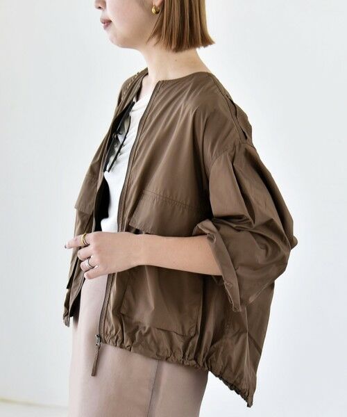 SHIPS / シップス ブルゾン | 《予約》quaranciel:〈防水/防風/洗濯機可能〉LIMONTA EAST ノーカラー ドロスト ブルゾン（ブラウン）