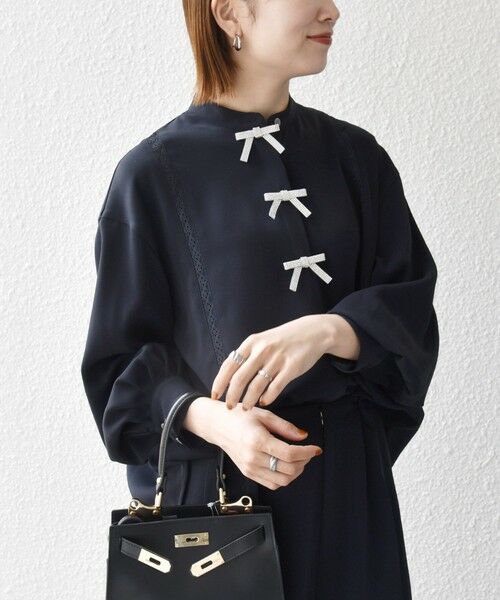 SHIPS / シップス シャツ・ブラウス | 《予約》SHIPS any:〈手洗い可能〉リボン モチーフ スタンドカラー シャツ ブラウス［NAVY BLUE］（ネイビー）