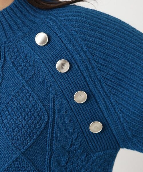 SHOO・LA・RUE / シューラルー ニット・セーター | 【洗える】一枚で華やかに 金ボタン付きケ－ブルニット | 詳細24