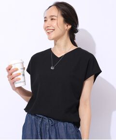 上品な女性らしさを演出　すっきり魅せるVネックトップス