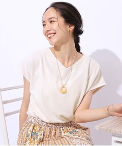 上品な女性らしさを演出　すっきり魅せるVネックトップス