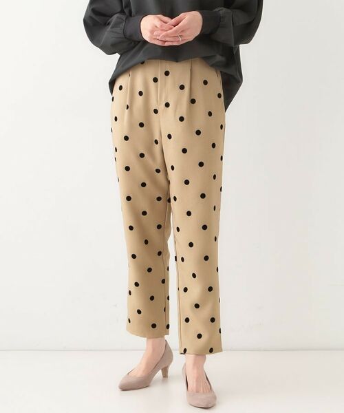 SHOO・LA・RUE/シューラルー 華やかさ引き立つ フロッキードット柄 テーパードパンツ ベージュ(052) 04(LL) SHOO・LA・RUE/シューラルー 華やかさ引き立つ フロッキードット柄 テーパードパンツ ベージュ(052) 04(LL)