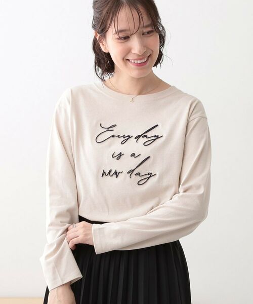 SHOO・LA・RUE/シューラルー 【S-LL】ロゴの立体感が魅力 ブラシ刺繍ロンT ライトベージュ(051) 02(M) SHOO・LA・RUE/シューラルー 【S-LL】ロゴの立体感が魅力 ブラシ刺繍ロンT ライトベージュ(051) 02(M)