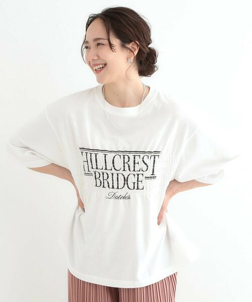 SHOO・LA・RUE/シューラルー 胸シャーリング ロゴTシャツ ホワイト(001) 00(FREE) SHOO・LA・RUE/シューラルー 胸シャーリング ロゴTシャツ ホワイト(001) 00(FREE)