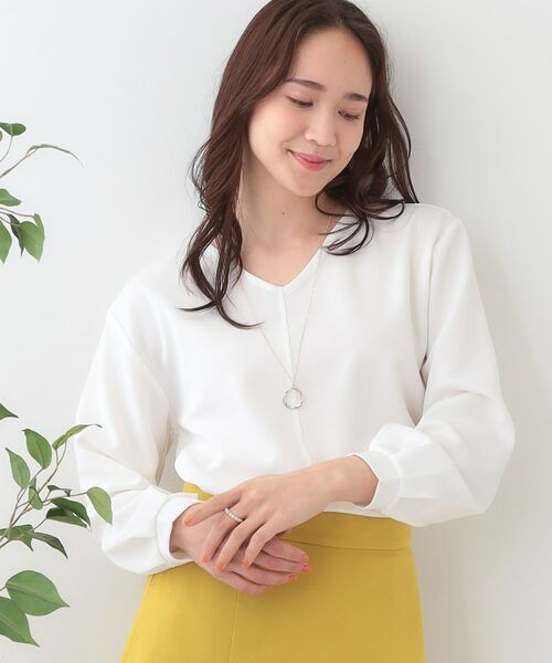 SHOO・LA・RUE/シューラルー 【S-LL/2点セット】大人の上品シルエット アクセ付き Vネックトップス オフホワイト(003) 04(LL) SHOO・LA・RUE/シューラルー 【S-LL/2点セット】大人の上品シルエット アクセ付き Vネックトップス オフホワイト(003) 04(LL)