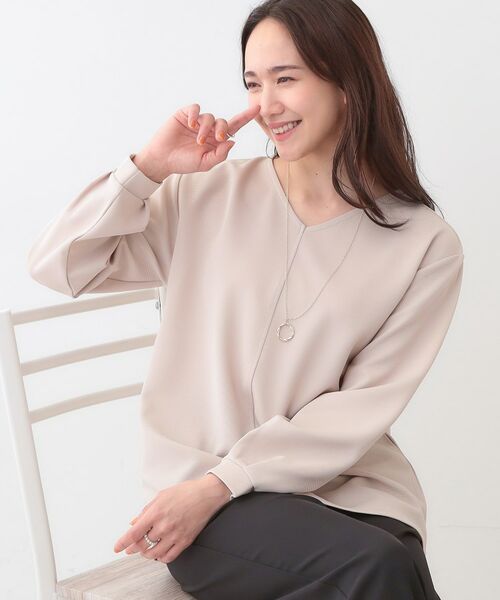 SHOO・LA・RUE/シューラルー 【S-LL/2点セット】大人の上品シルエット アクセ付き Vネックトップス ライトベージュ(051) 01(S) SHOO・LA・RUE/シューラルー 【S-LL/2点セット】大人の上品シルエット アクセ付き Vネックトップス ライトベージュ(051) 01(S)
