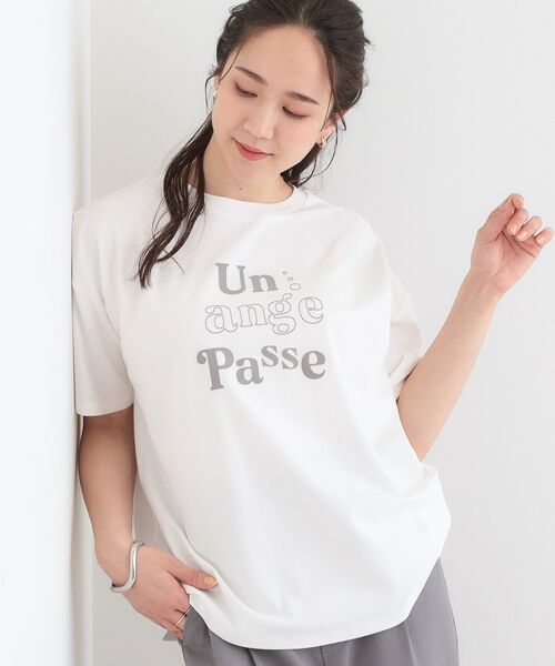 SHOO・LA・RUE/シューラルー 【S-LL】大人っぽい雰囲気に フロッキーロゴTシャツ オフホワイト(003) 01(S) SHOO・LA・RUE/シューラルー 【S-LL】大人っぽい雰囲気に フロッキーロゴTシャツ オフホワイト(003) 01(S)