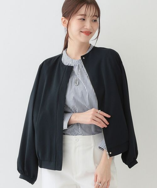 SHOO・LA・RUE/シューラルー 【S-LL】さらっと羽織れる ノーカラーブルゾン ネイビー(094) 03(L) SHOO・LA・RUE/シューラルー 【S-LL】さらっと羽織れる ノーカラーブルゾン ネイビー(094) 03(L)