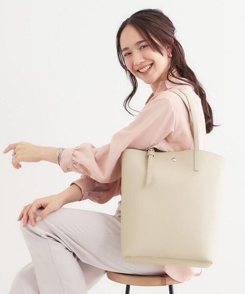 SHOO・LA・RUE/シューラルー 【A4】一枚革風カクシボトートバッグ グレージュ(050) 00 SHOO・LA・RUE/シューラルー 【A4】一枚革風カクシボトートバッグ グレージュ(050) 00