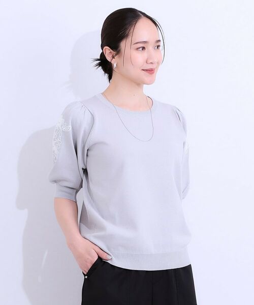 SHOO・LA・RUE / シューラルー ニット・セーター | 【S-LL】お袖刺繍がアクセント ラウンドネックニット | 詳細1