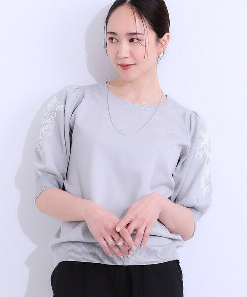 SHOO・LA・RUE/シューラルー 【S-LL】お袖刺繍がアクセント ラウンドネックニットトップス ライトグレー(011) 02(M) SHOO・LA・RUE/シューラルー 【S-LL】お袖刺繍がアクセント ラウンドネックニットトップス ライトグレー(011) 02(M)