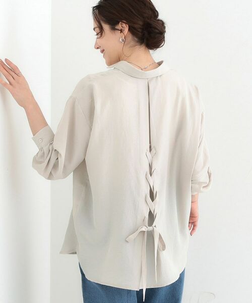 SHOO・LA・RUE/シューラルー 【S-LL】後ろ姿も抜かりなく バックレースアップシャツ ライトベージュ(051) 02(M) SHOO・LA・RUE/シューラルー 【S-LL】後ろ姿も抜かりなく バックレースアップシャツ ライトベージュ(051) 02(M)