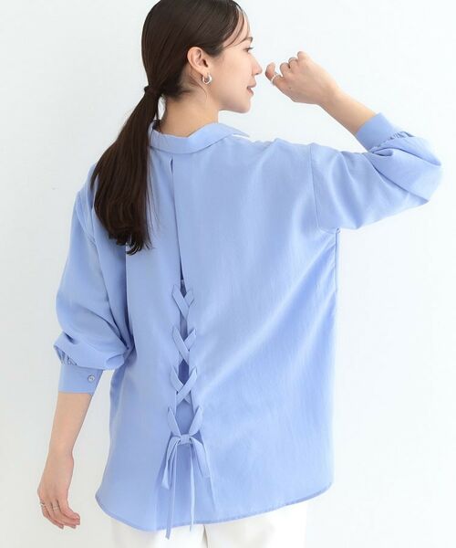 SHOO・LA・RUE/シューラルー 【S-LL】後ろ姿も抜かりなく バックレースアップシャツ ブルー(091) 02(M) SHOO・LA・RUE/シューラルー 【S-LL】後ろ姿も抜かりなく バックレースアップシャツ ブルー(091) 02(M)