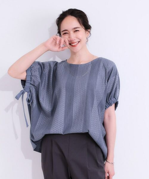 SHOO・LA・RUE / シューラルー シャツ・ブラウス | 【S-LL/二の腕カバー】お袖ギャザーリボン アイレット刺繍トップス | 詳細1