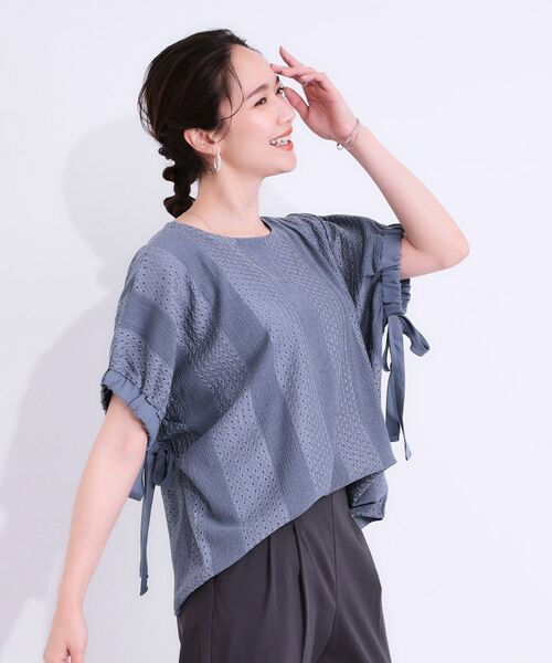 SHOO・LA・RUE / シューラルー シャツ・ブラウス | 【S-LL/二の腕カバー】お袖ギャザーリボン アイレット刺繍トップス | 詳細2