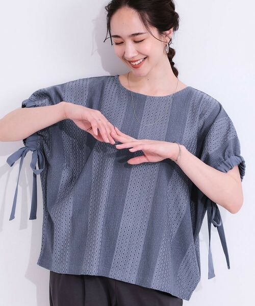 SHOO・LA・RUE/シューラルー 【S-LL/二の腕カバー】お袖ギャザーリボン アイレット刺繍トップス ブルー(092) 02(M) SHOO・LA・RUE/シューラルー 【S-LL/二の腕カバー】お袖ギャザーリボン アイレット刺繍トップス ブルー(092) 02(M)
