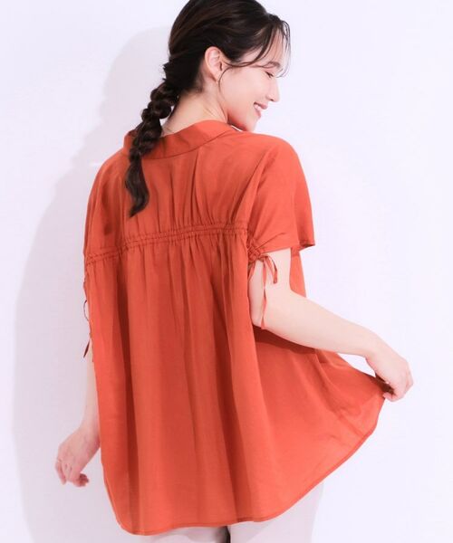SHOO・LA・RUE / シューラルー シャツ・ブラウス | 【S-LL/ひんやり】後ろ姿も抜かりなく インせず着られる バックギャザーシャツ(オレンジ(068))
