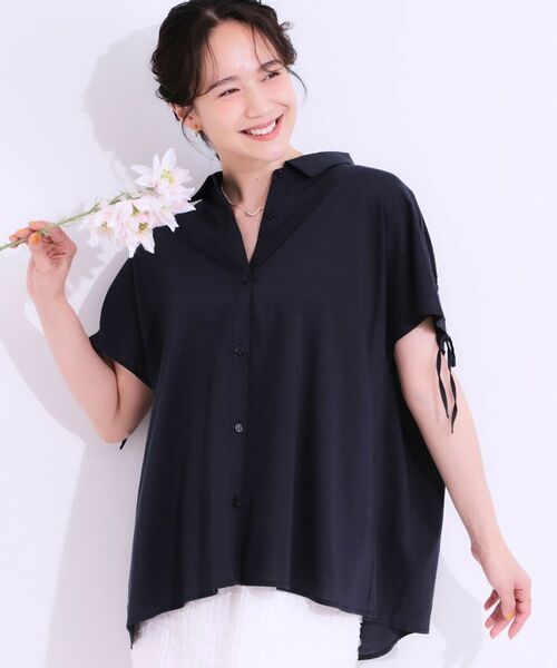 SHOO・LA・RUE / シューラルー シャツ・ブラウス | 【S-LL/ひんやり】後ろ姿も抜かりなく インせず着られる バックギャザーシャツ(ネイビー(094))