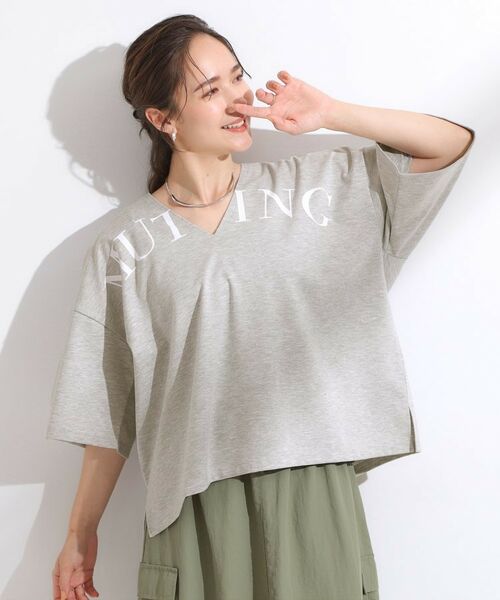 SHOO・LA・RUE / シューラルー カットソー | 【洗える】Vネックですっきり見え ロゴトップス | 詳細1