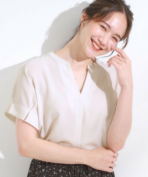 SHOO・LA・RUE / シューラルー シャツ・ブラウス | 【S-LL/セットアップ可/ひんやり】きちんと見えで上品 お袖タック スキッパーブラウス(ライトベージュ(051))