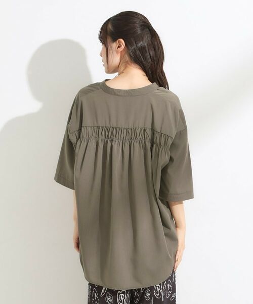 SHOO・LA・RUE / シューラルー シャツ・ブラウス | 【S-LL/洗濯後しわになりにくい】バックギャザーがアクセント スッキパーブラウス | 詳細1